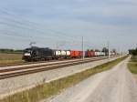 Die ES 64 U2-071 am 24.09.2011 mit einem Containerzug unterwegs bei Hattenhofen .