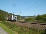 Ein Wiener Lokalbahnen (WLB) Taurus ist am 30.09.2011 mit einem Containerzug auf der Frankenwaldbahn zwischen Pressig-Rothenkirchen und Neukenroth unterwegs.