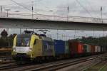 BoxXpress ES 64 U2-015 am 17.9.11 mit einem Containerwagenzug bei der Durchfahrt durch Duisburg-Entenfang.