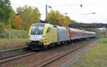 ES 64 U2 - 018 befrdert nach einem Halt in Schkopau am 25.10.11 ihre RB weiter nach Eisenach.