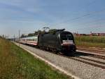 Die ES 64 U2-067 mit dem IC Knigsee am 24.09.2011 unterwegs bei Hattenhofen.