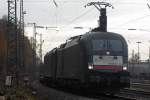 Und nochmal etwas nher dran:MRCE ES 64 U2-098 zieht am 26.11.11 die ES 64 F4-402 (beide i.E.