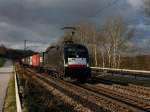 Die ES 64 U2-062 am 14.01.2012 mit einem Containerzug unterwegs bei Hausbach.