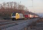 182 595 (ES 64 U2-095) wird von den ersten Sonnenstrahlen beschienen, als sie mit dem  TXL Fischzug  am Morgen des 18.01.2012 ber die KBS 613 gen Sden fuhr. Aufgenommen am B Eltmannshausen/Oberhone.