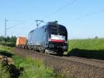 Am 5.Juni 2011 zog ES64U2-004 einen Containerzug bei Burgstemmen Richtung Hannover.