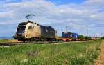 WLC ES 64 U2-021, Wiener Lokalbahnen Cargo GmbH 182 521-5 vor Gterzug Richtung Regensburg, KBS 880 Passau - Regensburg, fotografiert bei Strakirchen am 07.05.2012 