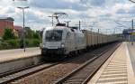 ES 64 U2 - 102 fuhr am 17.05.12 mit einem Holzhackschnitzelzug durch Bitterfeld Richtung Dessau.