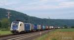 ES 64 U2-066 WLC bringt am 5.09.12 einen Containerzug durch Harrbach sdwrts Richtung Wrzburg.