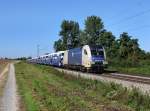 Die ES 64 U2-024 mit einem Autozug am 16.09.2012 unterwegs bei Langenisarhofen.