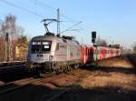 Die ES 64 U2-100 mit dem RE 4 nach Rathenow am 28.12.2012 bei der Einfahrt in Berlin-Jungfernheide.