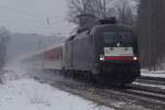 ES 64 U2 - 072 mit IC Knigssee am 15.02.2013 in Aling.