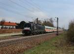 Die ES 64 U2-072 mit dem IC Knigsee nach Hamburg am 21.04.2013 unterwegs bei Stephanskirchen.
