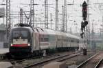 ES 64 U2-026 mit HKX 1805 nach Hamburg bei der Einfahrt in Essen Hbf. 20.5.2013