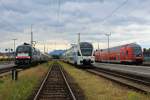 ES 64 U2 - 012, WESTBahn und ein Doppelstockwagen der DB beim Halt in Freilassing. Aufgenommen am 26. Mai 2013.