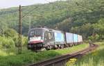 182 567 (ES 64 U2-067) mit ETCS-Trainguard-Seitenwerbung und Containerzug in Fahrtrichtung Sden. Aufgenommen am 23.05.2013 in Wernfeld.