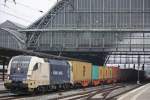 WLC ES 64 U2-035 am 28.3.13 mit einem Containerzug in Bremen Hbf.