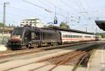 Die ES 64 U2-072 mit dem IC 2082 (Knigsee) von Berchtesgaden nach Hamburg bei einem Halt im Bf. Traunstein am 04.10.2013