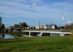 182 564 mit einem Containerzug am 24.10.2013 auf der Isarbrcke bei Plattling.