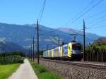 Während dem Weg zu der Fotostelle in Schwaz, wurden wir direkt nach 10 Minuten Laufweg von einer interessanten Fuhre willkommen geheißen. ES64U2 025 fuhr mit 5 weiteren Loks am 3.8.13 durch Schwaz in richtung Jenbach. 