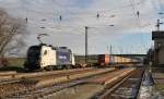 Die Dispolok 182 535-5 der WLB ``Kühne+Nagel`` durchfährt am 28.11.2013 mit einem Containerzug den Bahnhof Kirchstetten, von Wien kommend Richtung St.