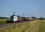 182 560 mit einem Containerzug am 14.07.2013 bei Plattling.