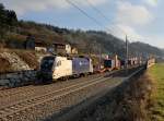Die ES 64 U2-019 mit einem Containerzug am 12.01.2014 unterwegs bei Wernstein.