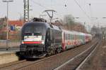 ES 64 U2-030 mit HKX 1800 nach Köln Hbf. bei der Durchfahrt in Recklinghausen 1.3.2014