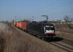 182 569 mit einem Containerzug am 12.03.2014 bei Plattling.