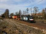 Die ES 64 U2-027 mit einem Containerzug am 08.02.2014 unterwegs bei Kimpling.