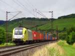 Am 29.6.13 fuhr ES64 U2 - 095 mit einem Containerzug durch das Maintal.