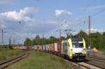 182 507 fährt am 30.05.2014 mit einem Containerzug gen Süden durch Nordstemmen