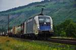 ES 64U2-060 von WLB (182 560)mit einen Aufliegerzug bei Thüngersheim am 16.07.14.