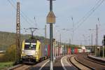 MRCE Dispolok/boxXpress.de ES 64 U2-096 am 27.9.13 mit einem Containerzug in Retzbach-Zellingen.