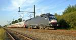 MRCE ES 64 U2-034 (182 534), vermietet an OLA, mit dem aus angemieteten SNCB/NMBS-Wagen gebildeten HKX 1804 von Hamburg-Altona nach Köln Hbf (Diepholz, 04.09.14).   