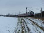 Die Schiene ist im Vorteil - zumindest, wenn der Weg lehmig, verschneit und matschig ist. Der Zug der Linie RB 20 saust unbeeindruckt vorbei, Zuglok ist ES 64 U2 - 018. 25.1.2014, zwischen Vieselbach und Hopfgarten