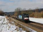 Die ES 64 U 2-067 mit einem Containerzug am 01.02.2015 unterwegs bei Seestetten.