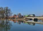 182 527 mit einem Containerzug am 27.02.2015 auf der Isarbrücke bei Plattling.