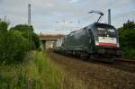 ES 64 U2-064 (182 564) von MRCE und 193 224-3 von ELL ziehen gemeinsam einen Containerzug in Richtung Norden abgelichtet am 10.06.15 bei Götzenhof/Fulda.