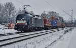 ES 64 U2-022 (182 522) von MRCE ist am 19.01.16 mit einen Aufliegerzug in Vollmerz zu sehen.