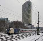 ES 64 U2-024 die ehem.WLC mit IC 2083 in München-Heimeranplatz am 16.1.2016.