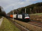 Die ES 64 U2-071 mit einem Containerzug am 07.02.2016 unterwegs bei Wernstein.