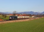 Die ES 64 U2-013 mit einem Müllzug am 12.02.2016 unterwegs bei Straß.