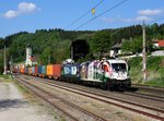 Die ES 64 U2-021 und die 193 224 mit einem Containerzug am 08.05.2016 bei der Durchfahrt in Wernstein.