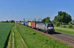 182 529 mit einem Containerzug am 26.05.2016 bei Plattling.