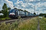 ES 64 U2-027 (182 527) ist mit einen Walterzug von Verona komment am 09.08.16 bei Thüngersheim unterwegs.