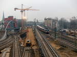 Der Locomore-Zug von Berlin Lichtenberg nach Stuttgart Hbf durchquert die Baustelle des Bahnhofs Berlin Ostkreuz.
