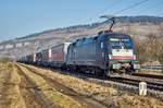 ES 64 U2-062 (182 062) ist mit einen Aufliegerzug in Richtung Italien unterwegs,gesehen am 15.02.2017 bei Thüngersheim.