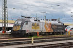 Lok 182 523-1 mit der Werbung für das 100 Geburtstag von Kaiser Franz Joseph, steht auf einem Abstellgleis beim badischen Bahnhof.