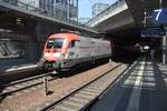 BERLIN, 17.05.2024, 182 002 im  Werbekleid  für sich selbst als RB 14 nach Nauen im Bahnhof Südkreuz