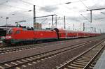 182 008 drückt am 7.4.2017 den RE1 (RE3116) von Frankfurt(Oder) in den Magdeburger Hauptbahnhof.